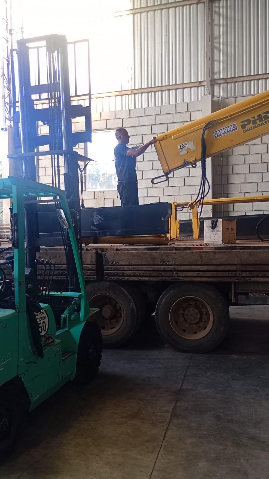 Técnico realizando montagem de lança de guindaste PH