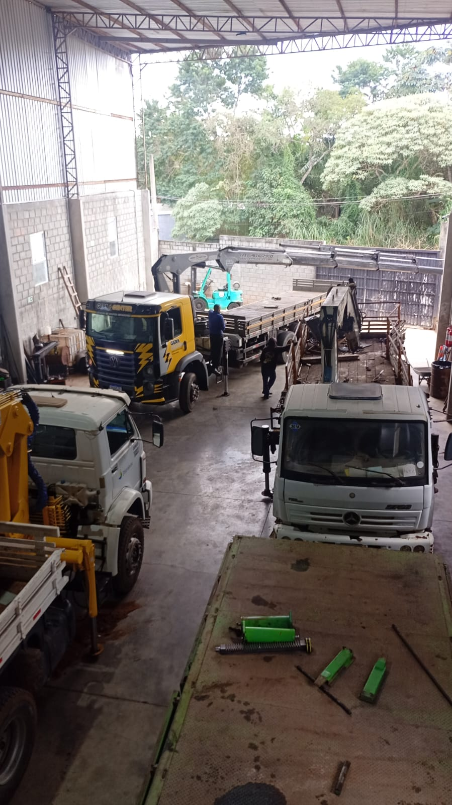 Caminhões Munck em atendimento no pátio da oficina