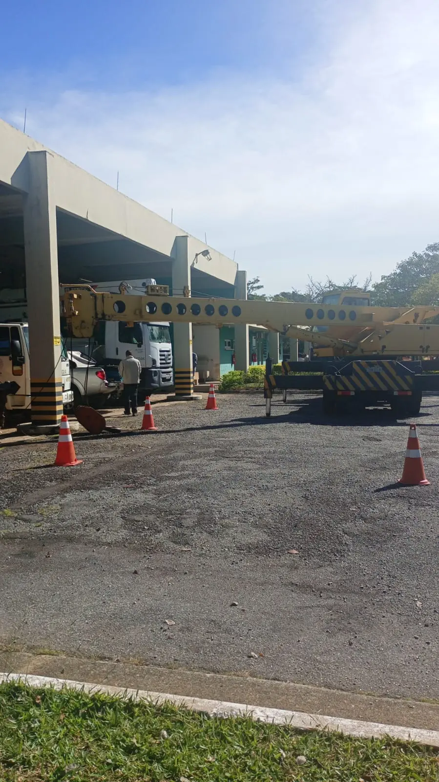Atendimento em guindaste de grande porte em campo